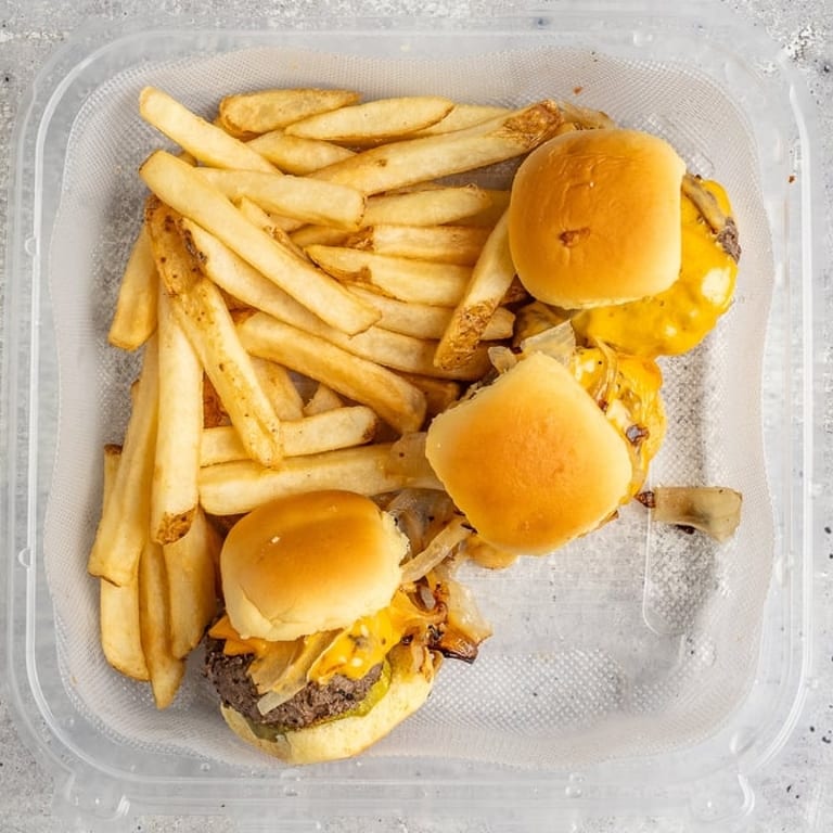 Delicious Burgers: A Crowd Favorite